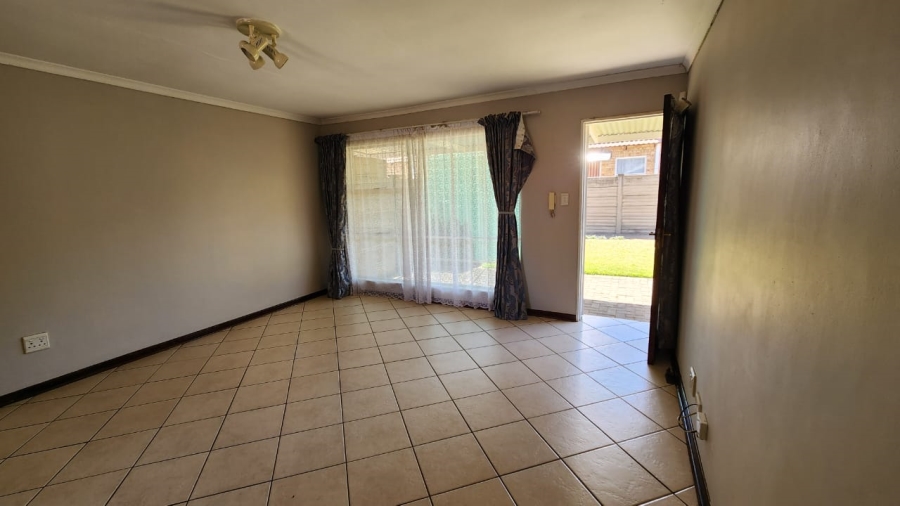 2 Bedroom Property for Sale in Langenhovenpark Free State